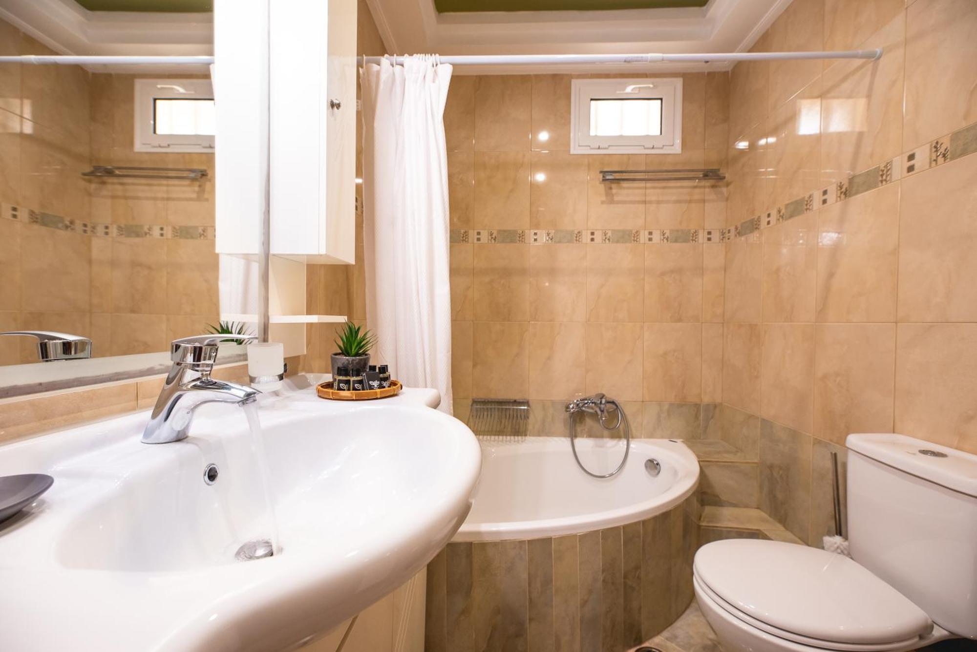 Sea And Airport Apartment Artemida  Bagian luar foto