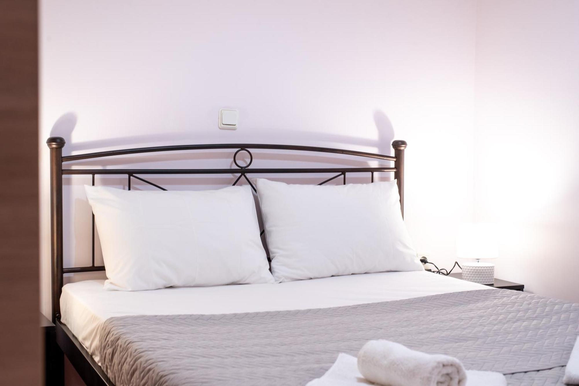 Sea And Airport Apartment Artemida  Bagian luar foto
