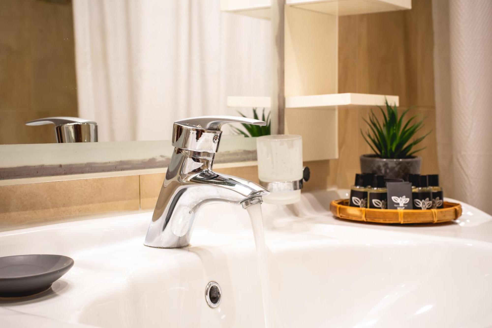 Sea And Airport Apartment Artemida  Bagian luar foto