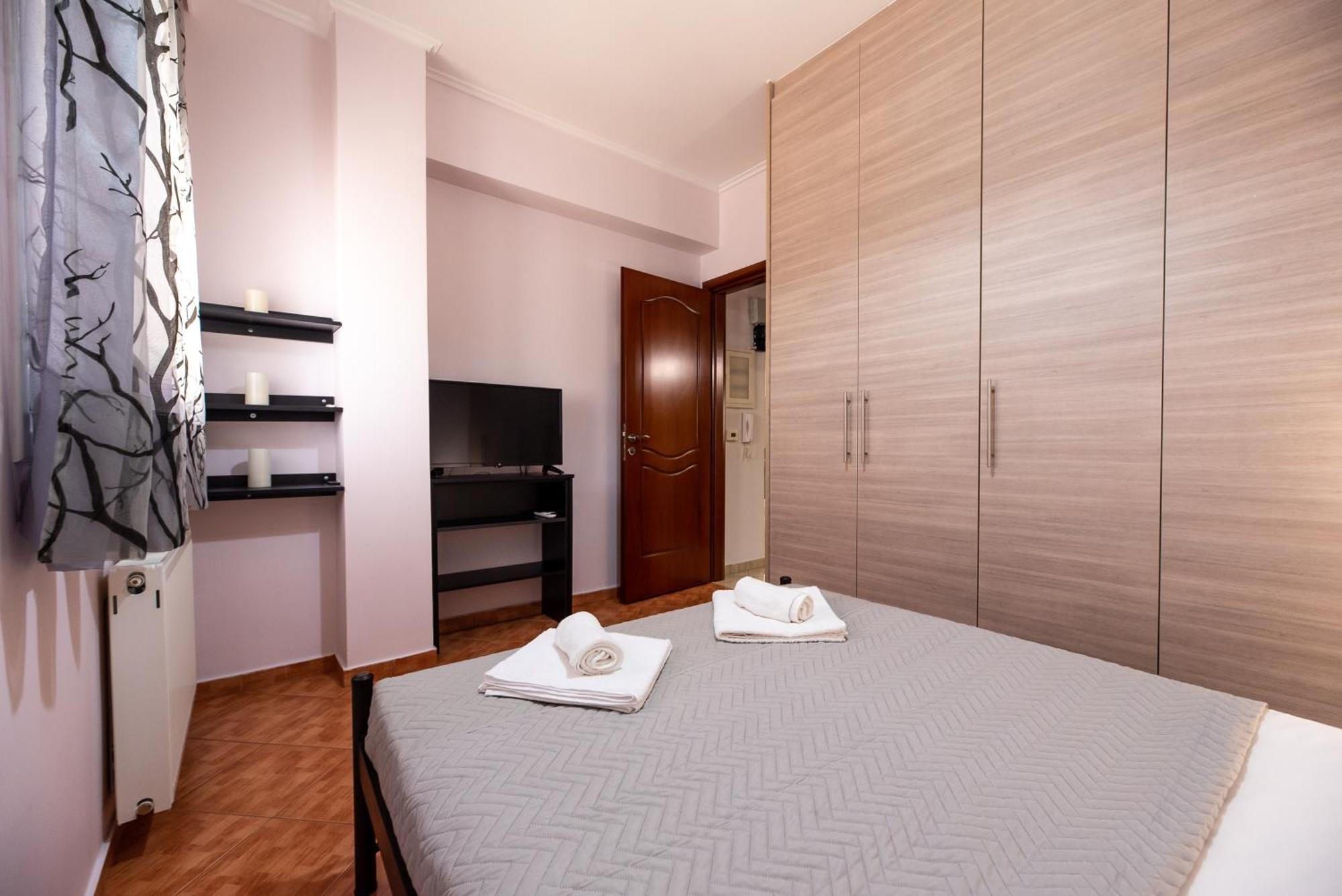 Sea And Airport Apartment Artemida  Bagian luar foto
